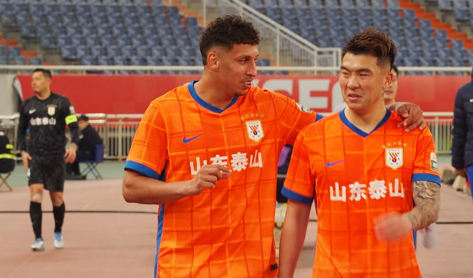 -队员奋力拼搏，为球队取得胜利尽心尽力