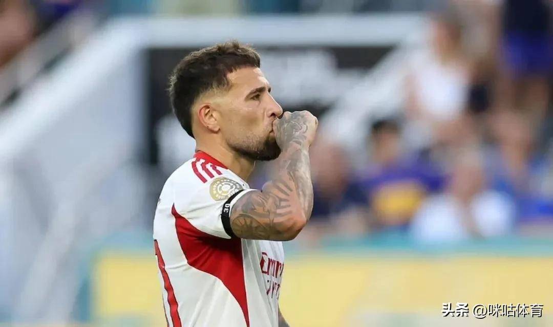 足球比赛中出现激烈对抗,场上火药味十足 足球比赛中出现激烈对抗,场上火药味十足