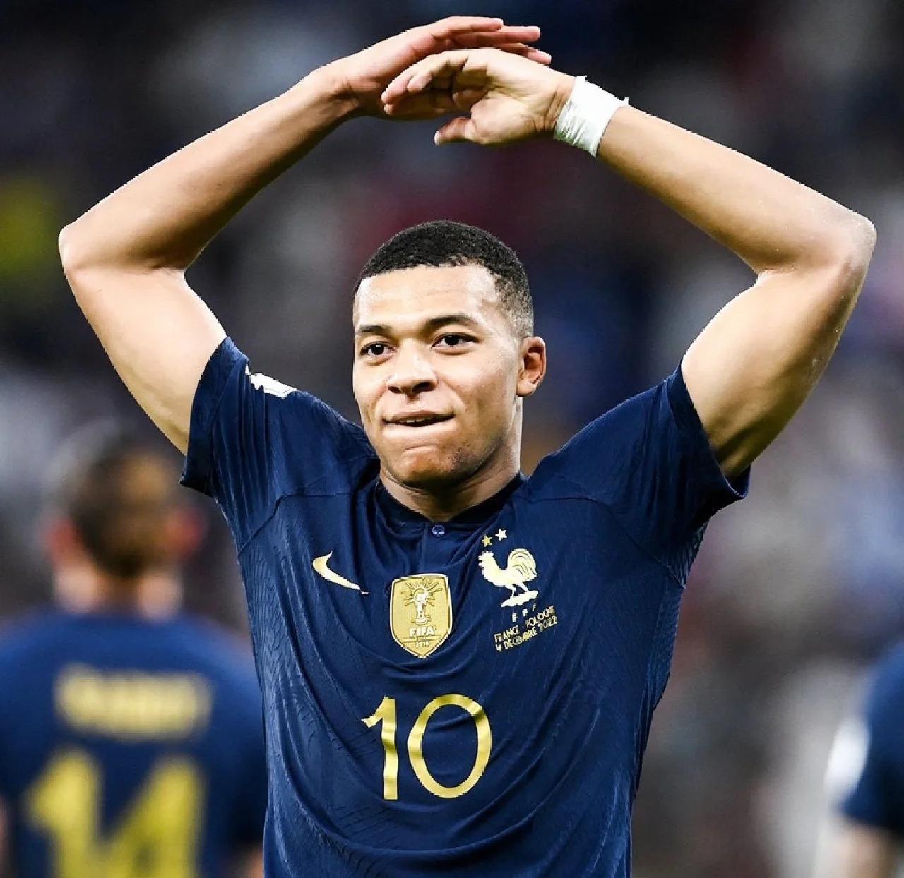 DB game-法国队扬眉吐气，备战欧洲杯决赛，全队士气高昂的简单介绍