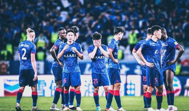 惊险扣人心弦!比赛场上双方球队激烈争斗 惊险扣人心弦!比赛场上双方球队激烈争斗