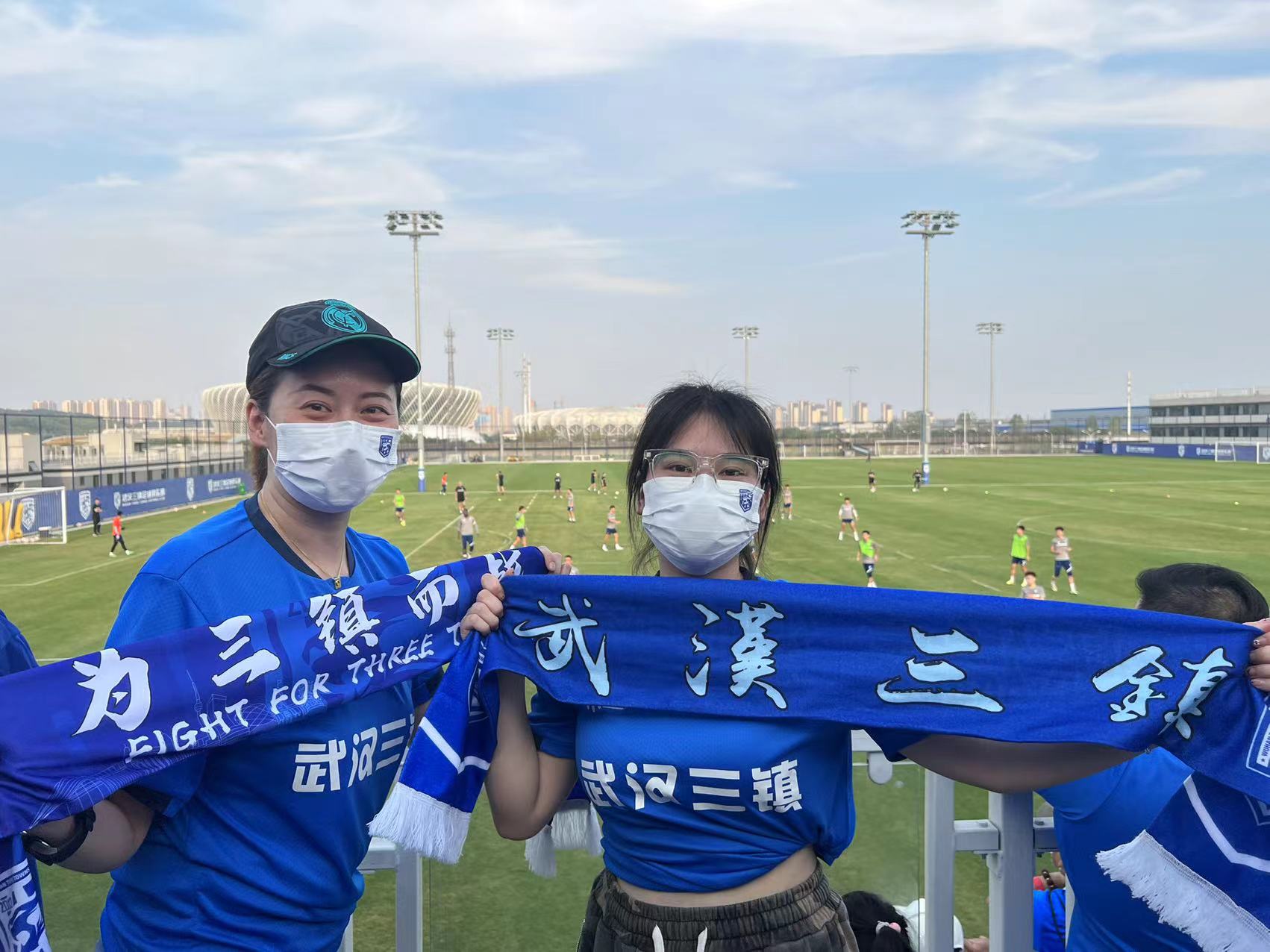 DB彩票平台-黄渤现身球场助威，球迷热情为他欢呼加油