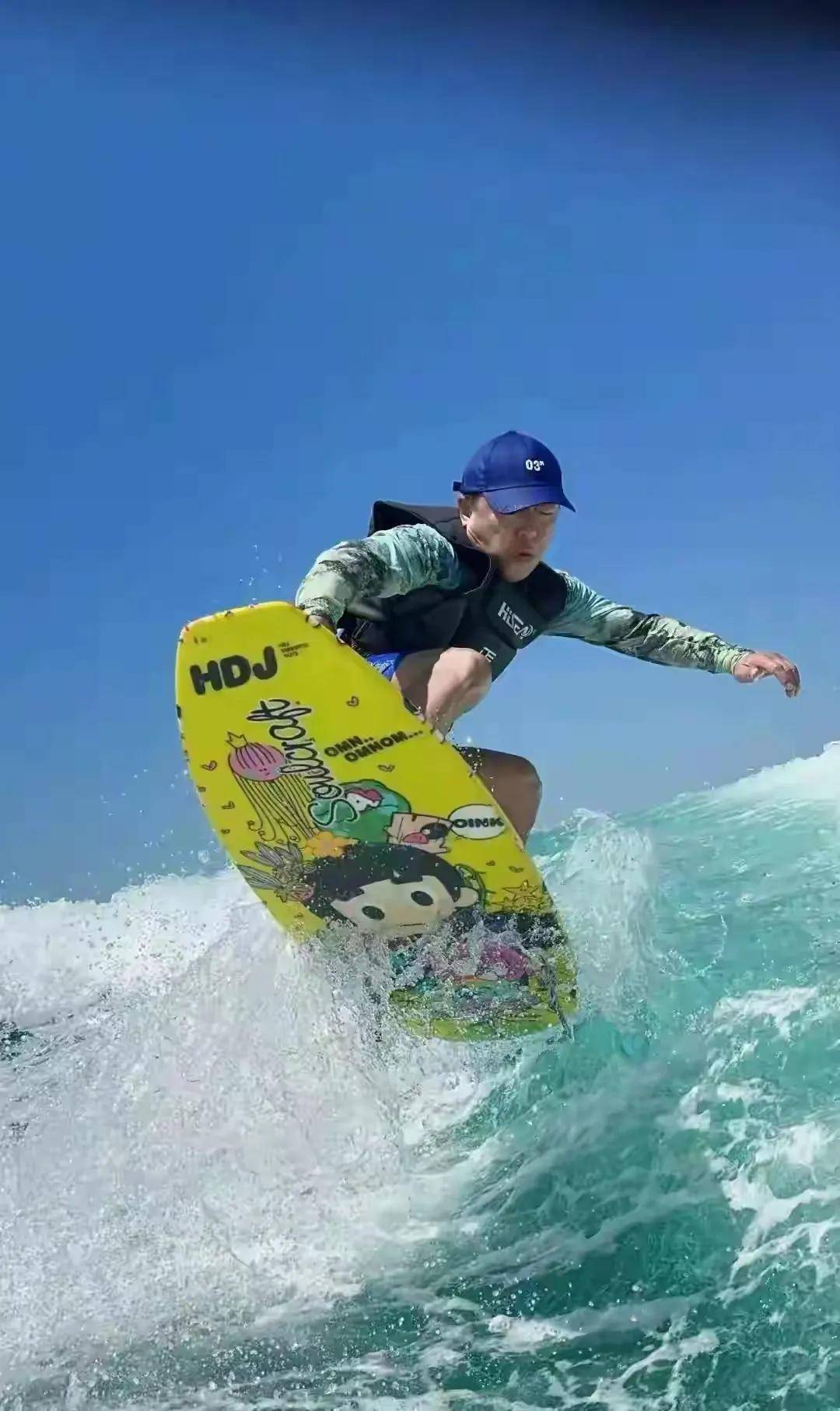 黄渤现身球场助威，球迷热情为他欢呼加油