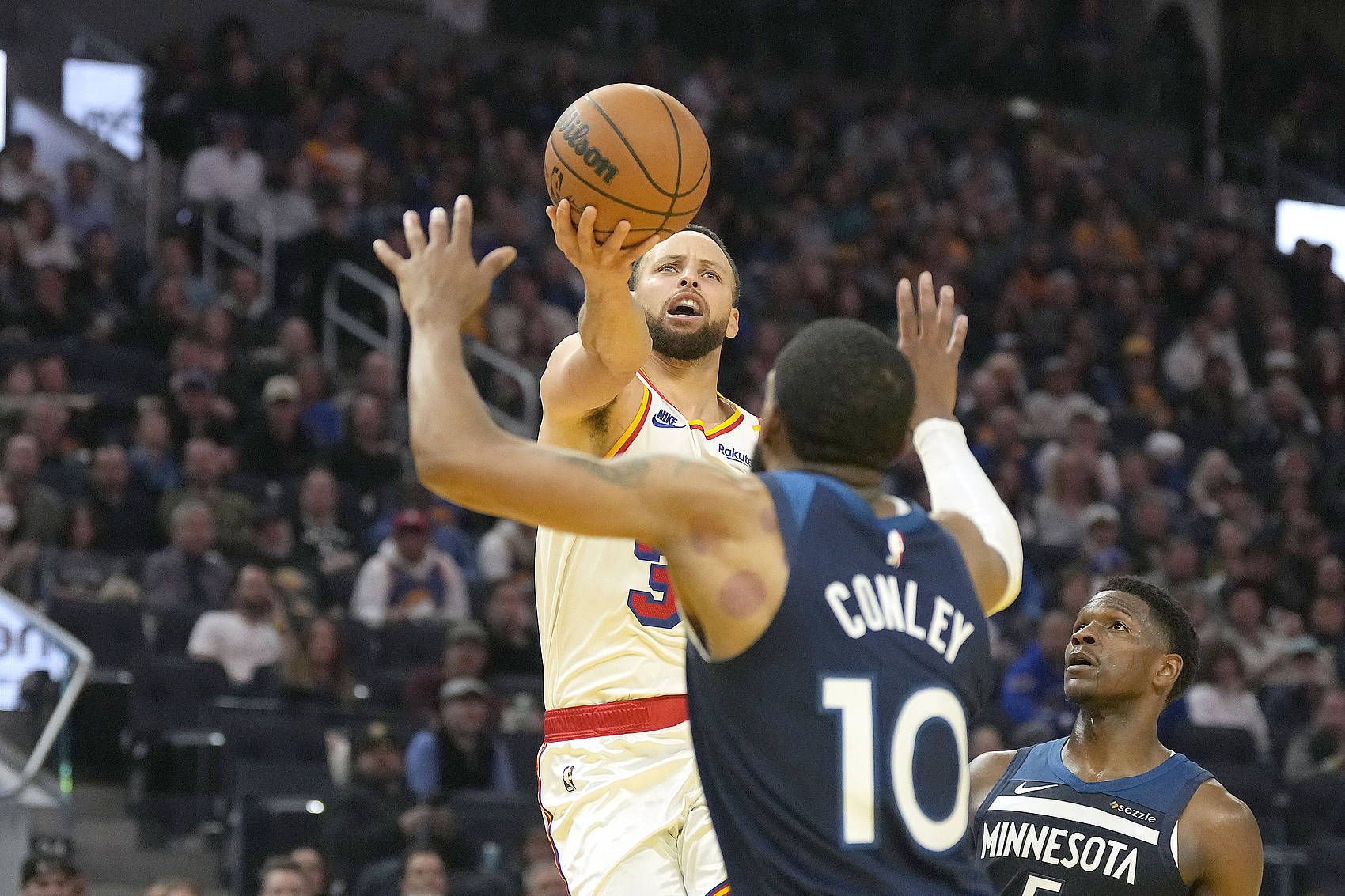 DB彩票-狼队主场大获全胜，取得三分