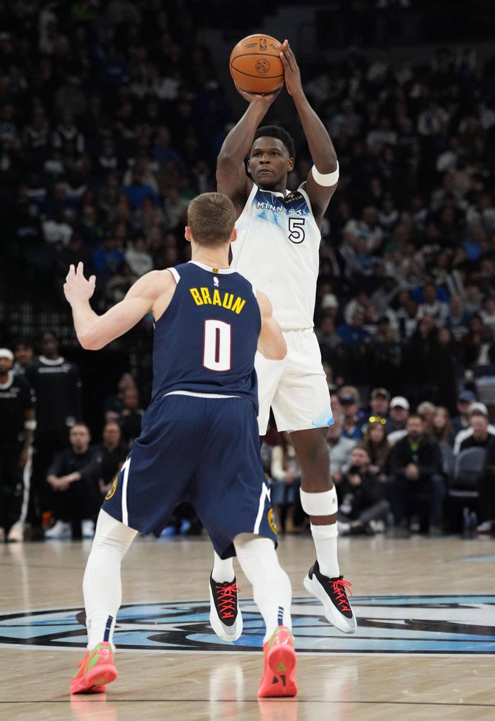 狼队主场大获全胜，取得三分