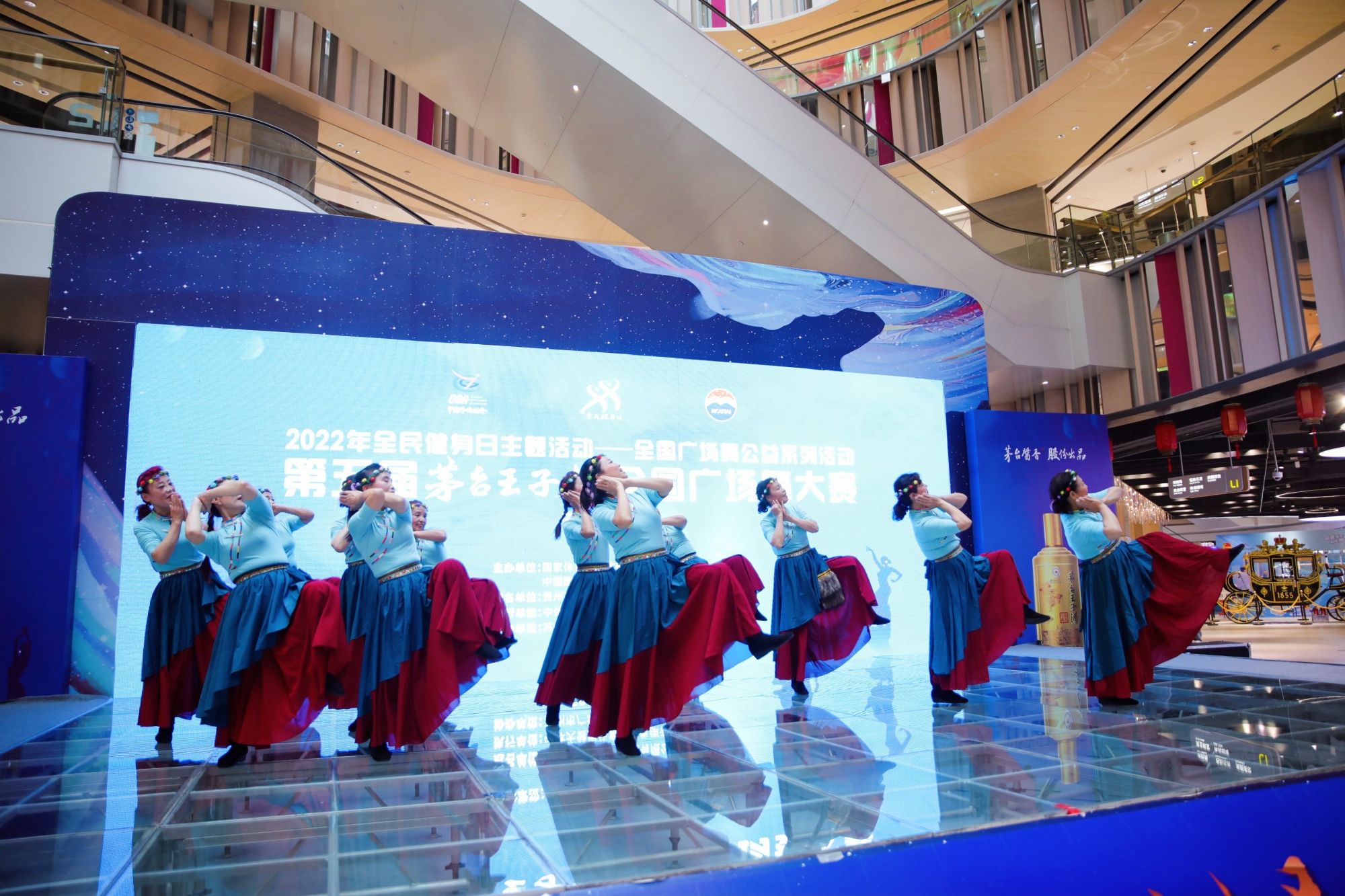 -紧张时刻！舞台上发生激烈的角逐