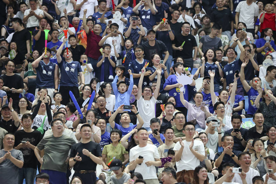 精彩对决引发球迷疯狂加油呐喊