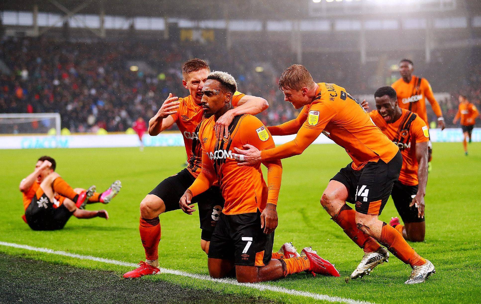 包含德比郡客场大胜，暂时保持不败纪录的词条