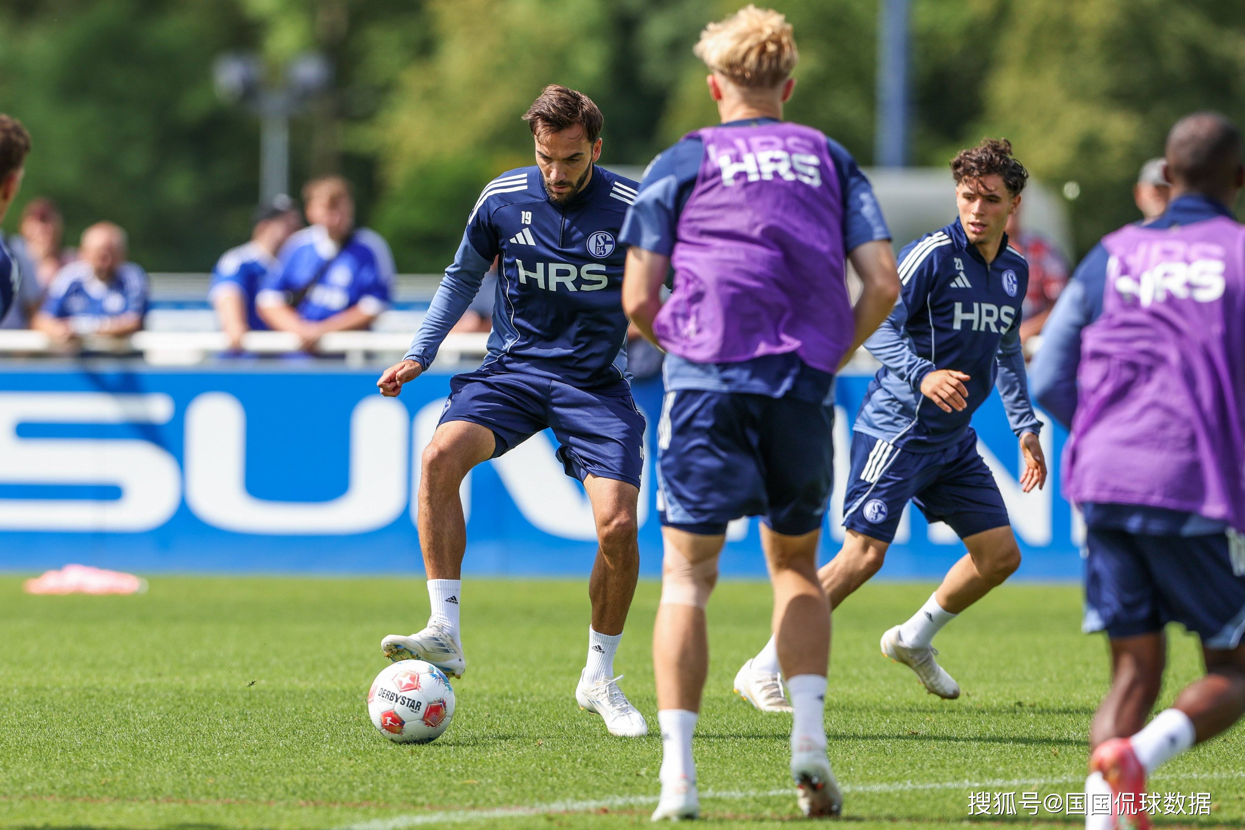DB彩票-沙尔克队员斗志昂扬，成功逆转比分夺得胜利