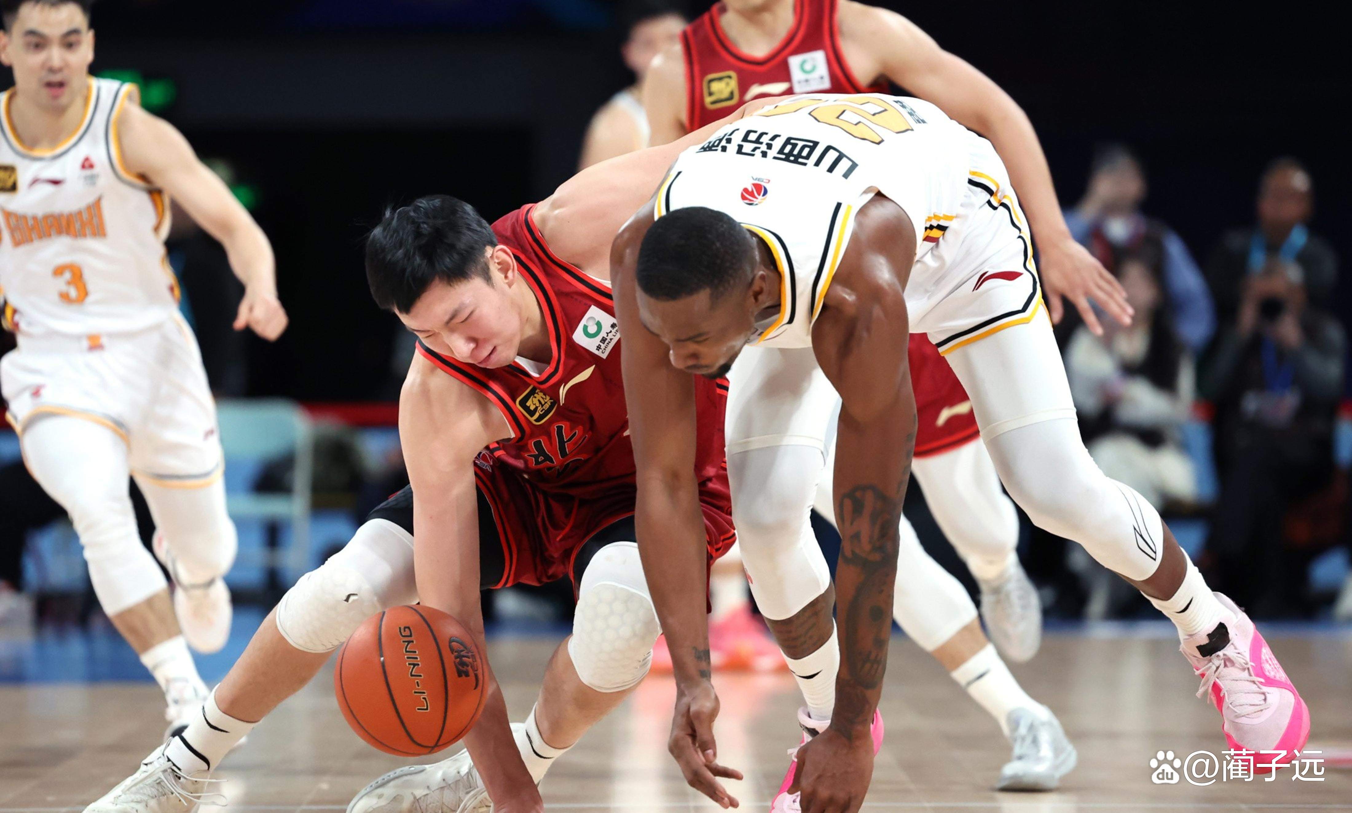 DB gaming-球队成员训练备赛，冲刺决赛