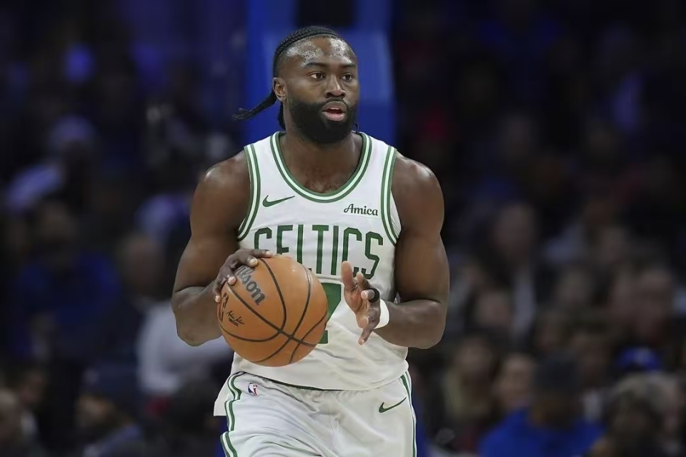 老鹰大胜篮网，豪取胜利